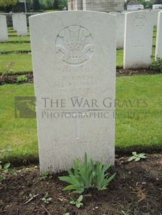 BROWN'S ROAD MILITARY CEMETERY, FESTUBERT - JONES, THOMAS